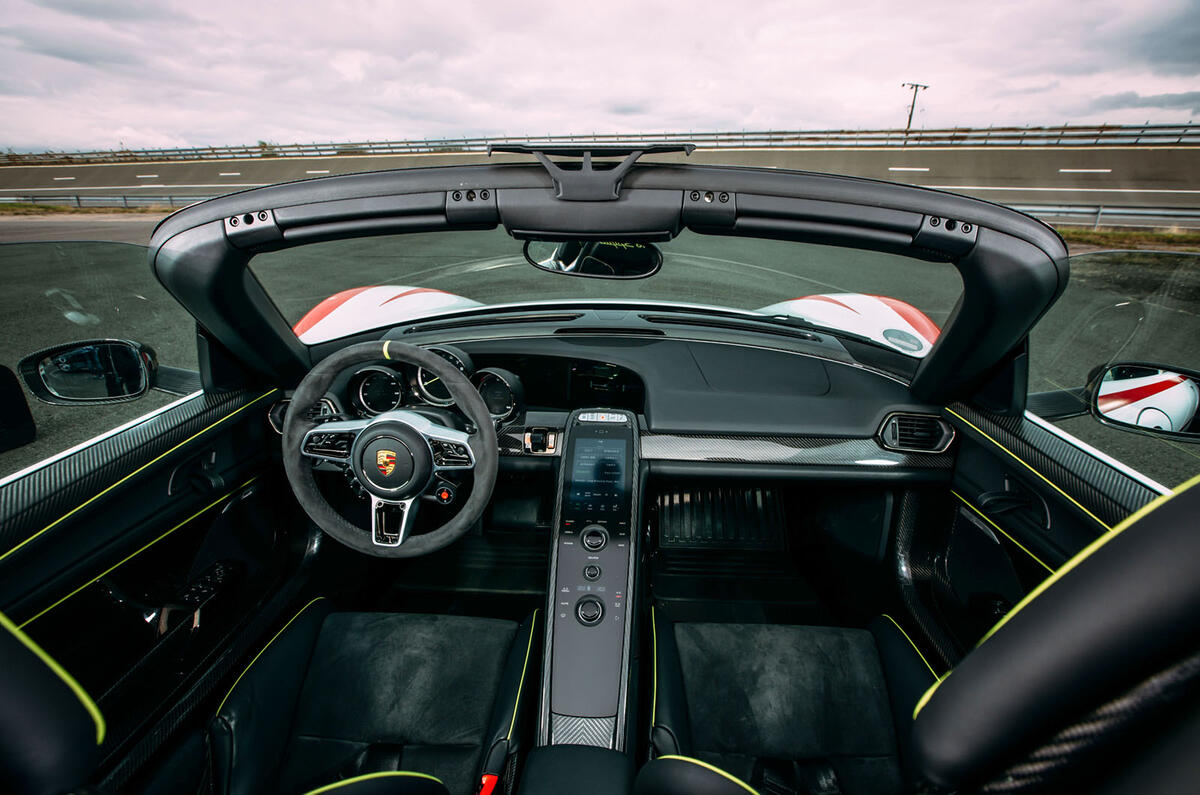 Porsche 918 Spyder 2013,2015 interior